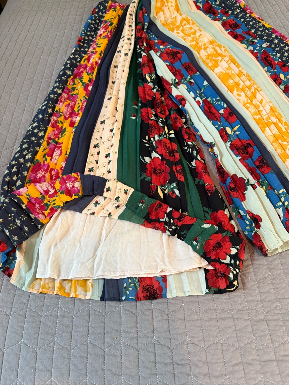Anthropologie Mixed Floral Panel Pleated Cropped Pants Green, Yellow, Navy, Pink - Picture 6 of 10